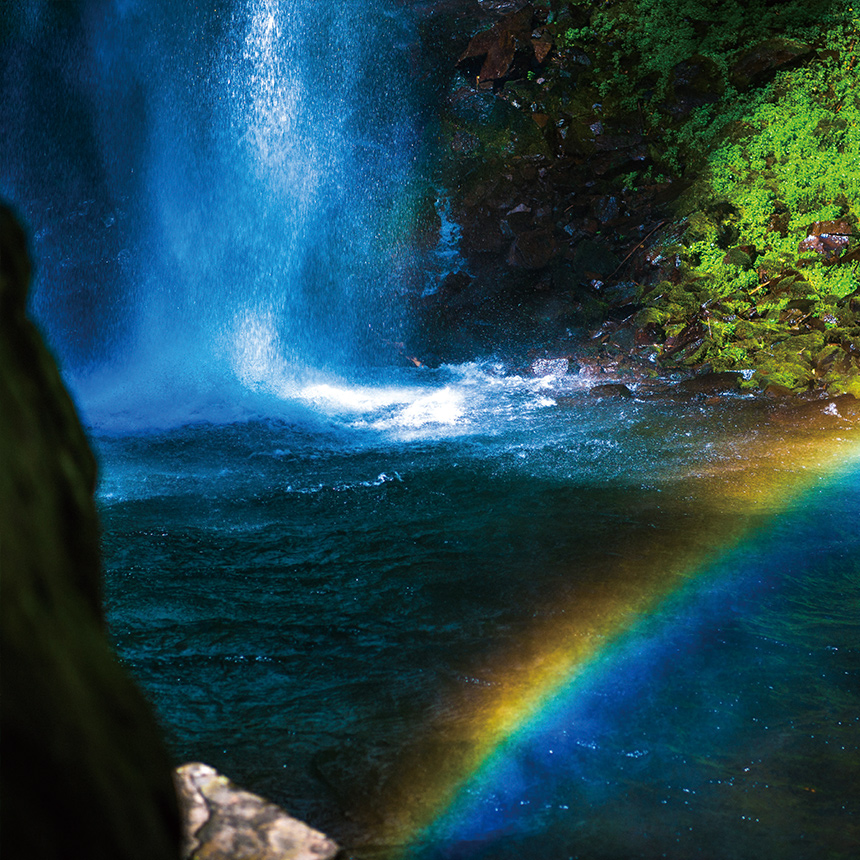 虹を吐く滝